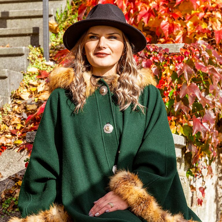 Mantel mit Saumbesatz und Kapuze aus Rotfuchs Fellen