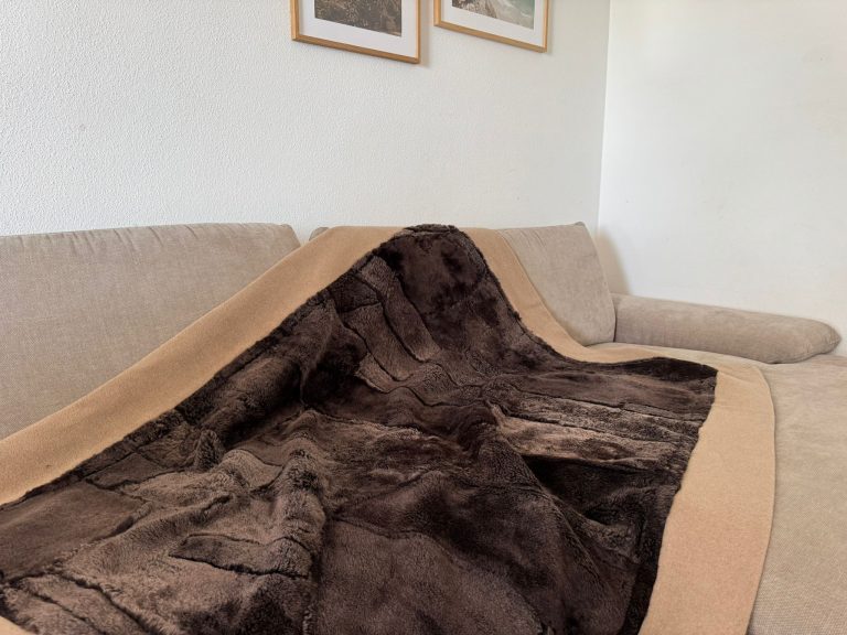 Innenpelzmantel auf Decke